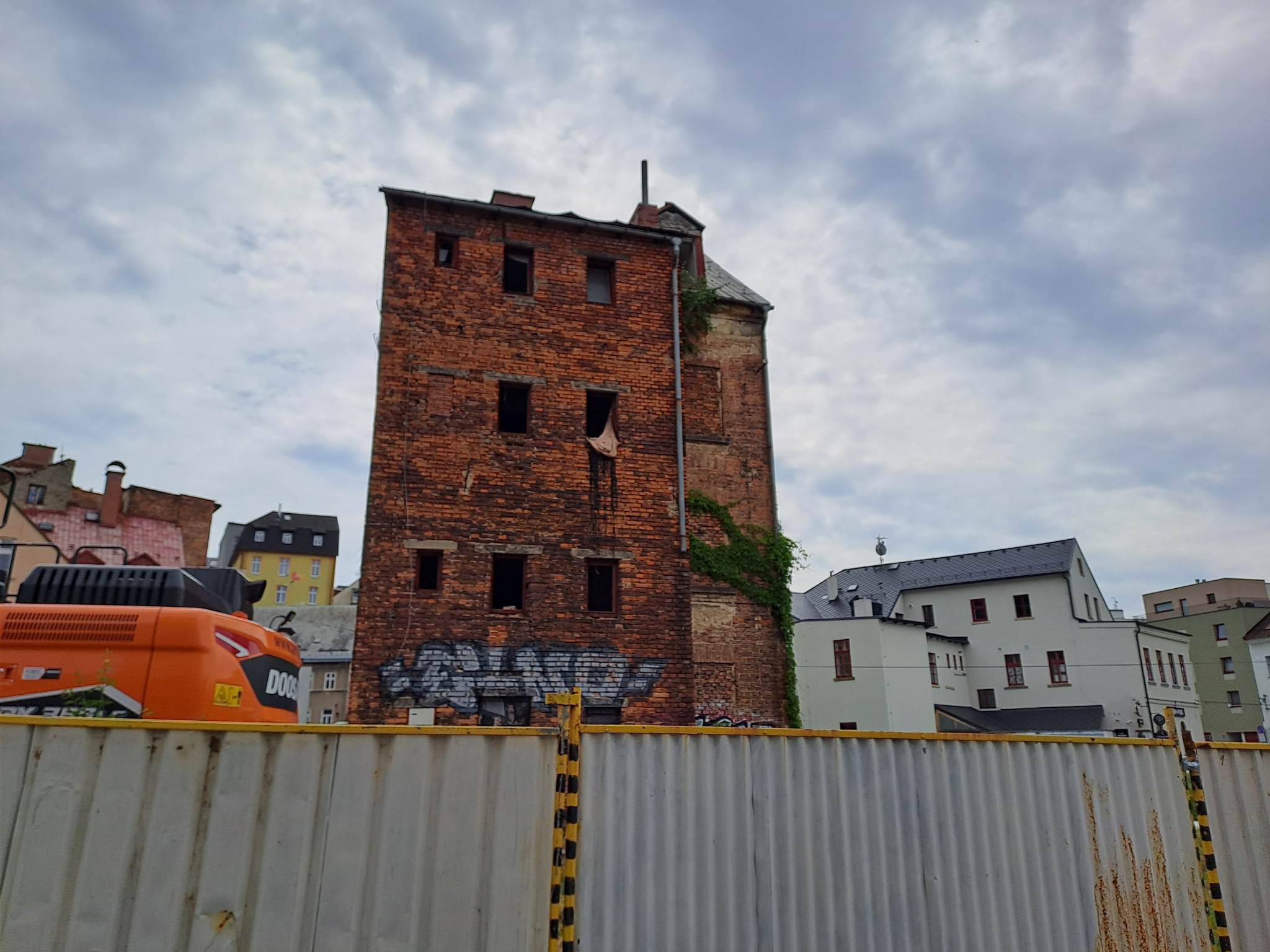 Bourání zástavby na Papíráku, dům s Večerníčkem