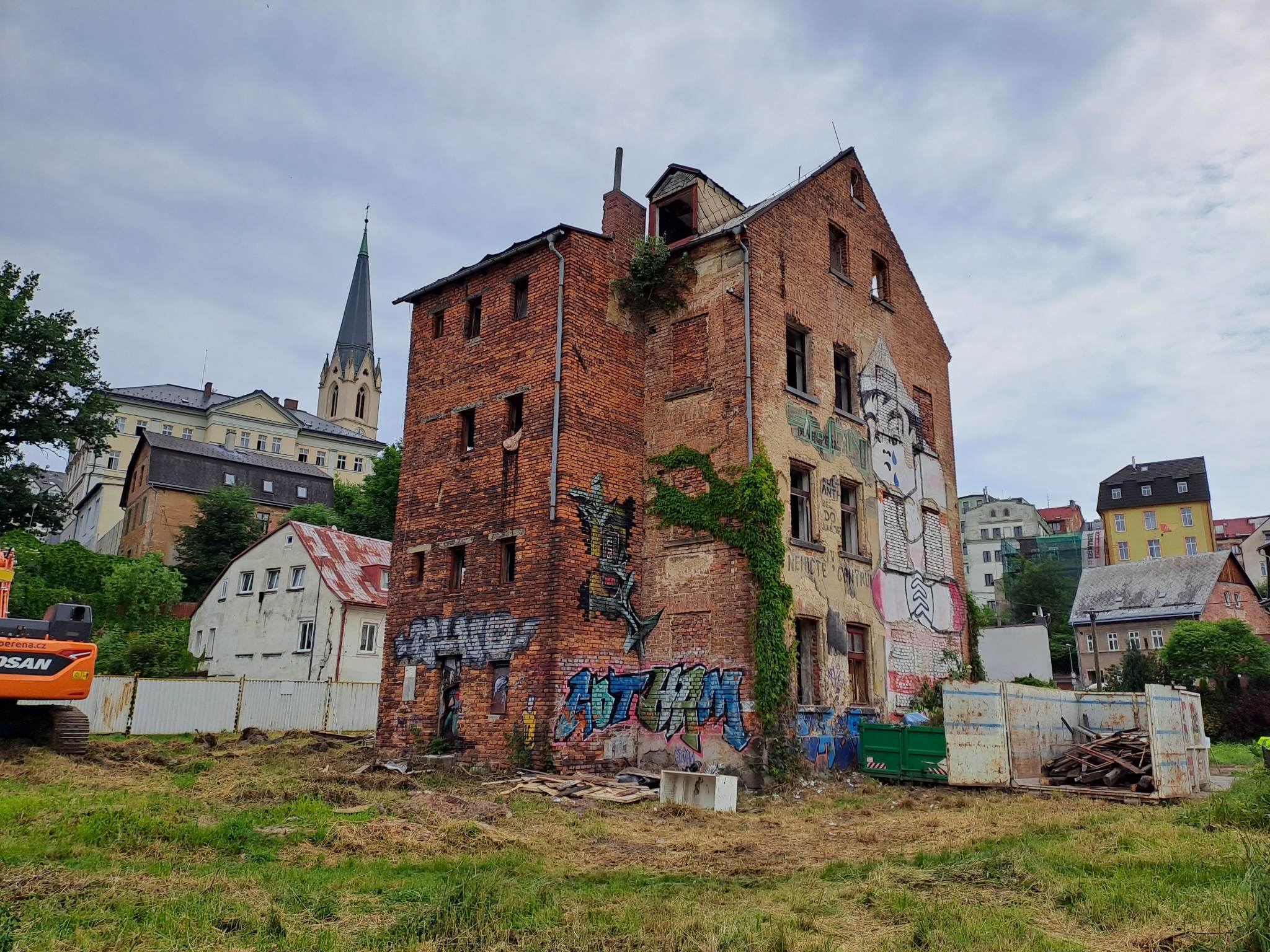 Bourání zástavby na Papíráku, dům s Večerníčkem