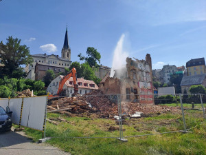 Bourání zástavby na Papíráku, dům s Večerníčkem