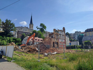 Bourání zástavby na Papíráku, dům s Večerníčkem