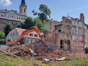 Bourání zástavby na Papíráku, dům s Večerníčkem