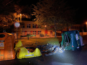 Požár kontejnerů na Špičáku