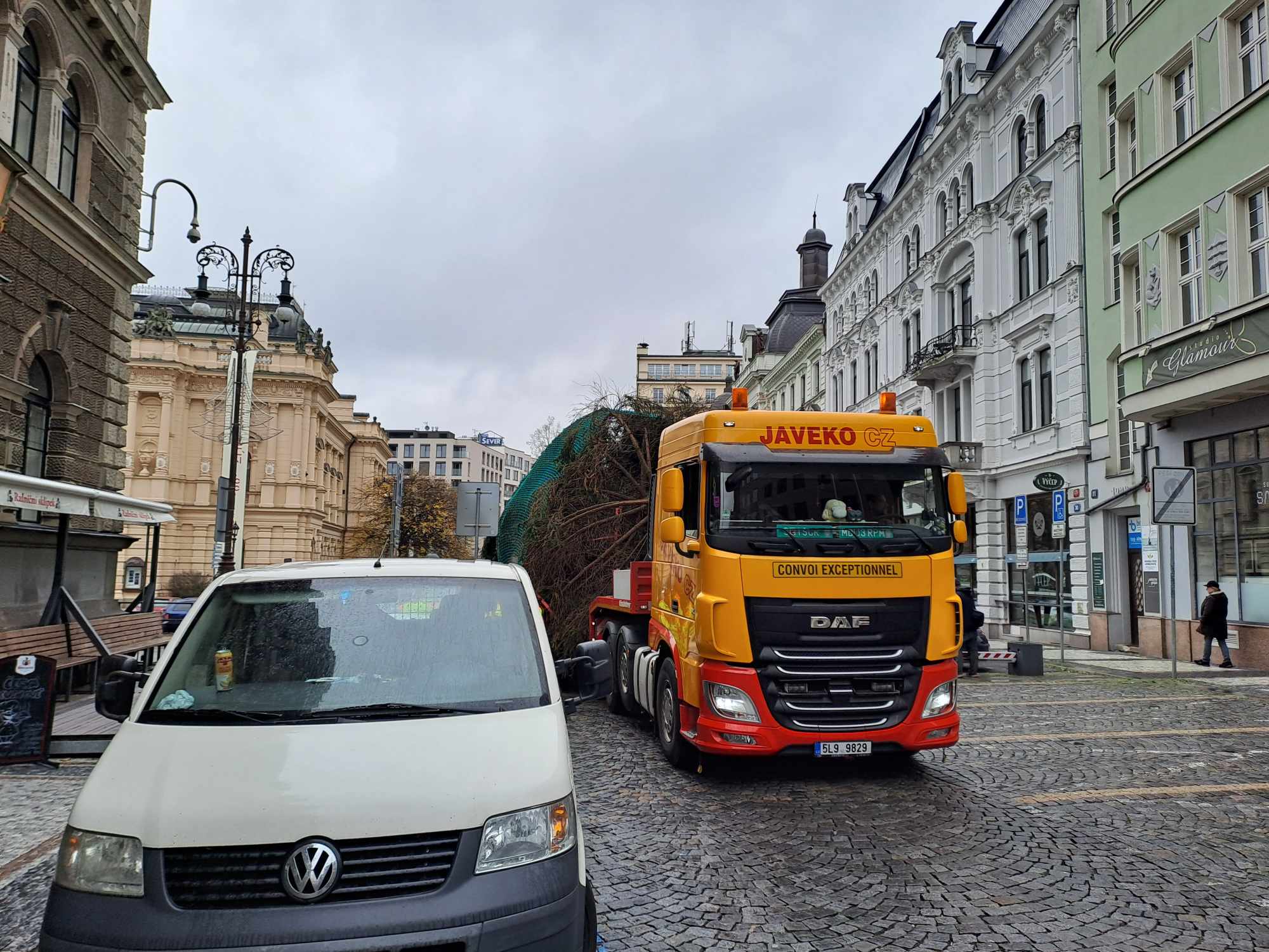 Vánoční strom dorazil před Libereckou radnici