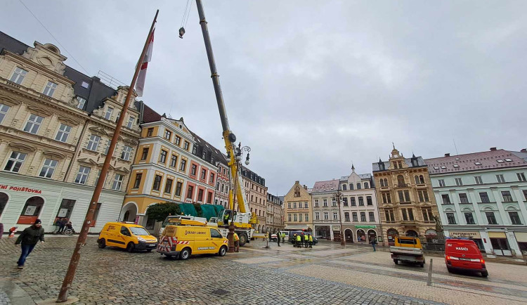 Vánoční strom dorazil před Libereckou radnici