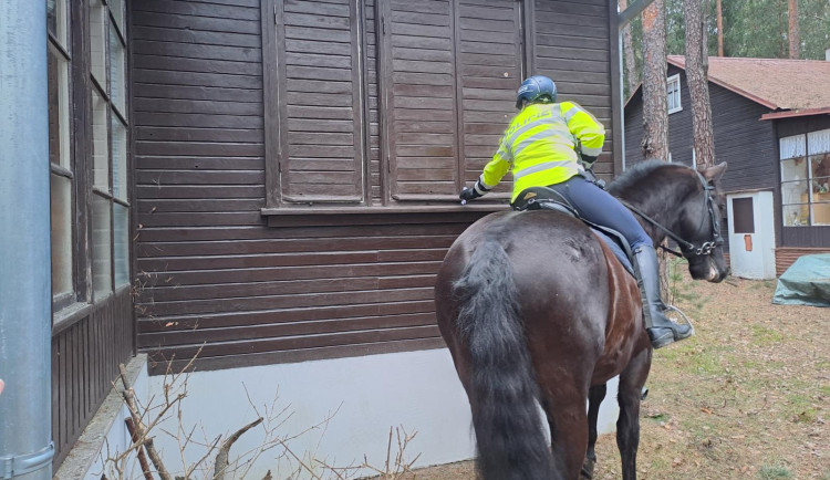 Kontrola rekreačních chatových oblastí policisty