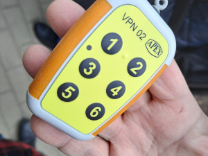 Nevidomí a slabozrací se svými psy v ulicích Liberce