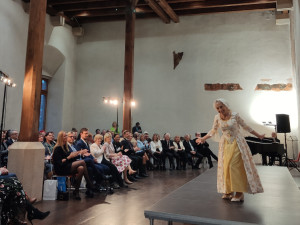 Netradiční přehlídka historických kostýmů připomněla závažnost rakoviny. Modely se stali sami pacienti