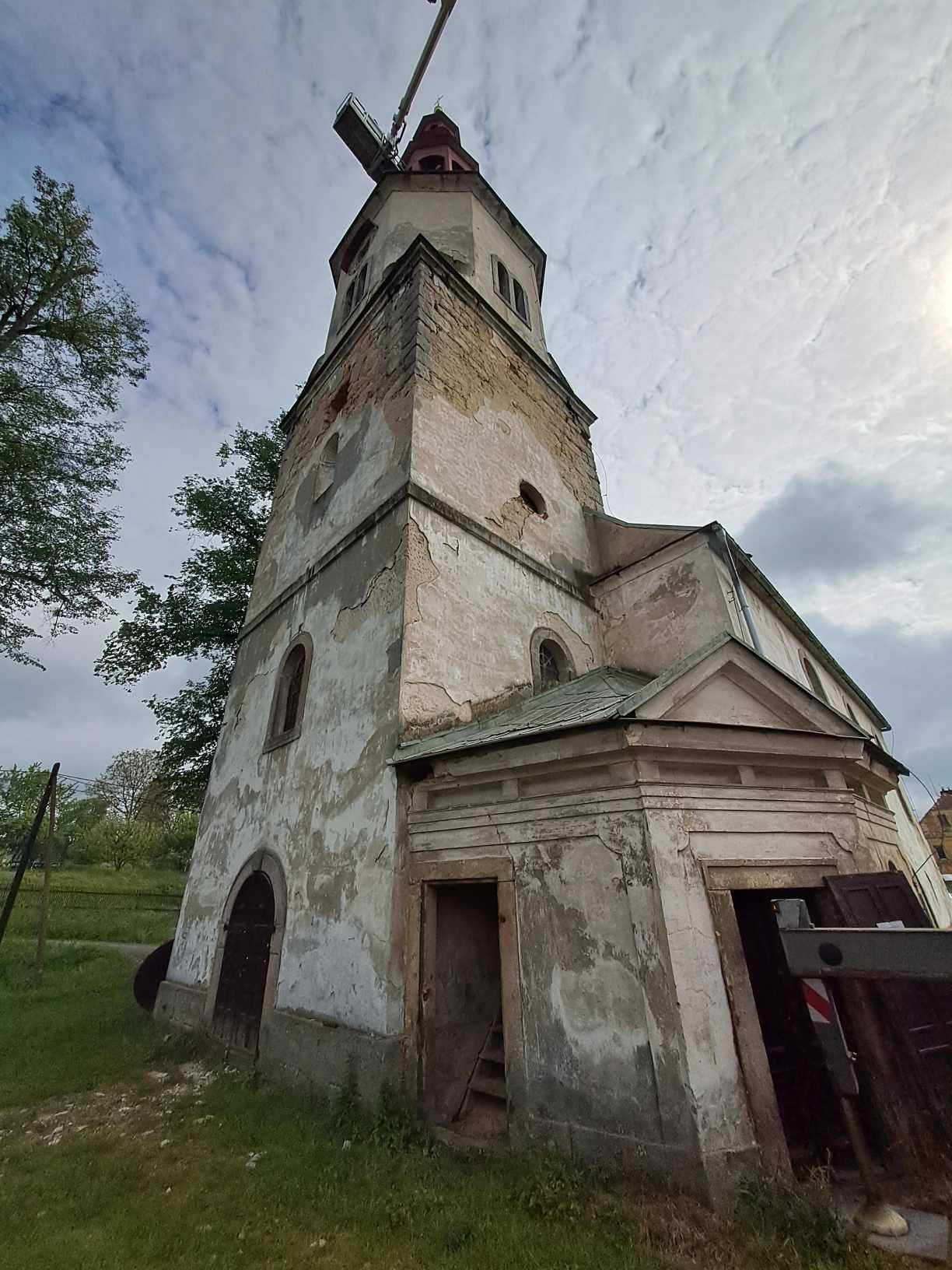 Snášení věžních hodin z kostela sv. Maxmilána v Křižanech