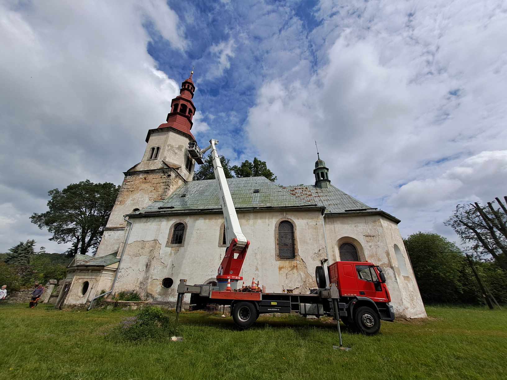 Snášení věžních hodin z kostela sv. Maxmilána v Křižanech