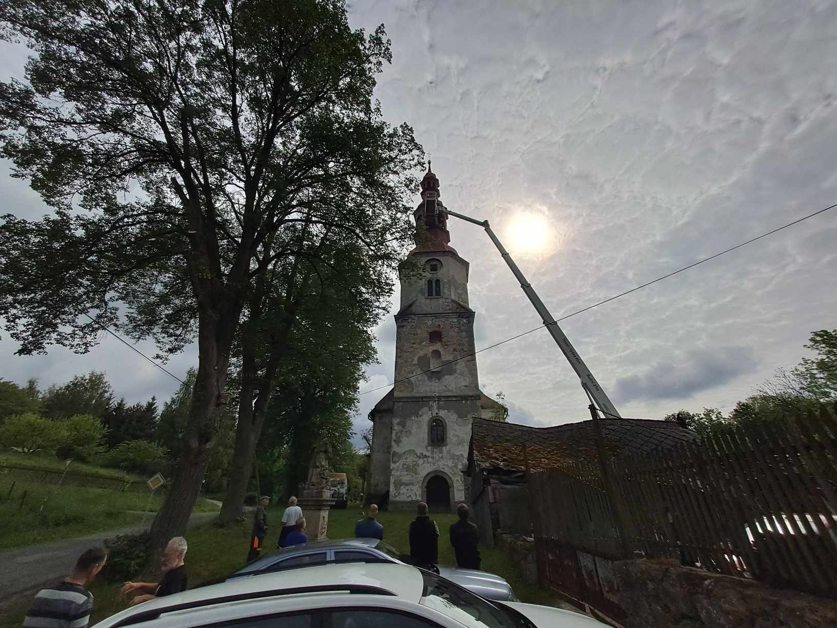 Snášení věžních hodin z kostela sv. Maxmilána v Křižanech