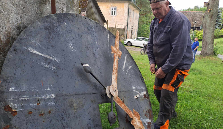 Snášení věžních hodin z kostela sv. Maxmilána v Křižanech