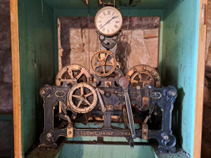 Snášení věžních hodin z kostela sv. Maxmilána v Křižanech