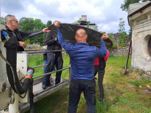 Snášení věžních hodin z kostela sv. Maxmilána v Křižanech