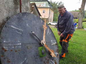 Snášení věžních hodin z kostela sv. Maxmilána v Křižanech