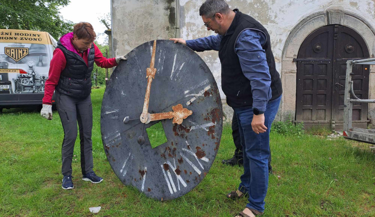 Snášení věžních hodin z kostela sv. Maxmilána v Křižanech
