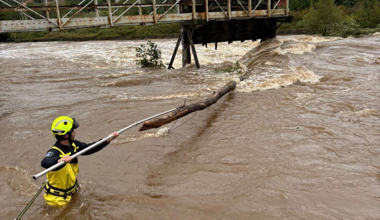 SDH Frýdlant odstraňuje strom z řeky Smědé na stavidlech u bývalé Tiby