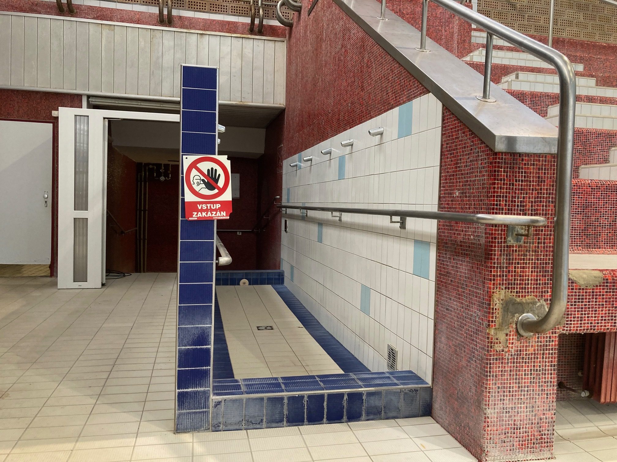 Bazén Liberec před rekonstrukcí, předání staveniště dodavateli a vizualizace budoucí podoby interiéru.