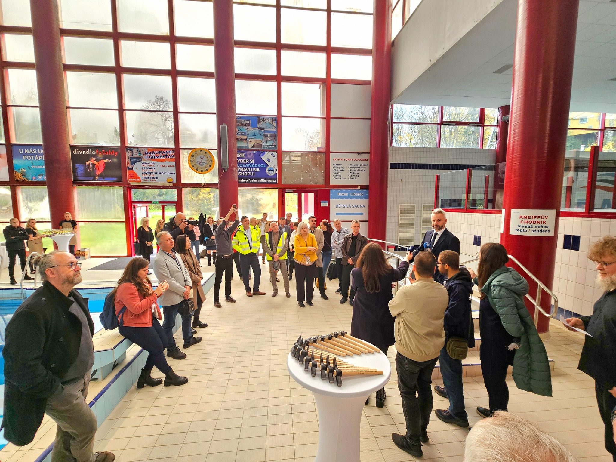 Bazén Liberec před rekonstrukcí, předání staveniště dodavateli a vizualizace budoucí podoby interiéru.