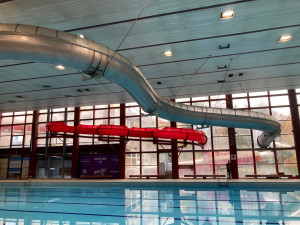 Bazén Liberec před rekonstrukcí, předání staveniště dodavateli a vizualizace budoucí podoby interiéru.