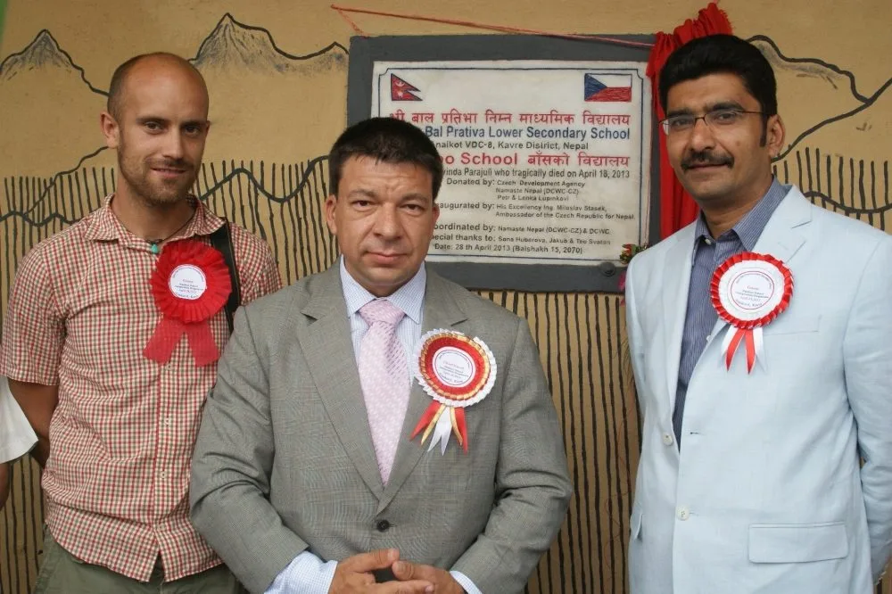 Zástupce projektu bambusové školy David Rolc, ambasador Miloslav Stašek, konzul Vishnu Agraval