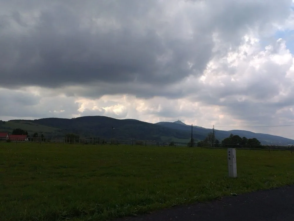 Mraky nad Ještědem.