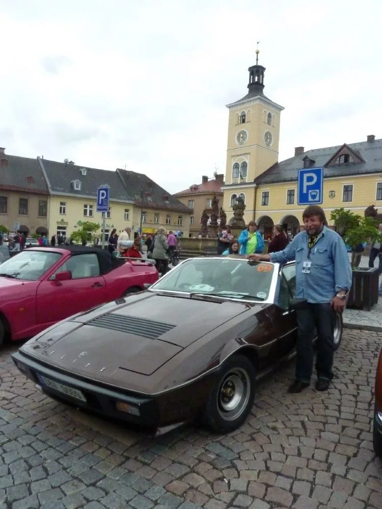 Jiří Hladík s vozem Lotus na náměstí v Jilemnici.