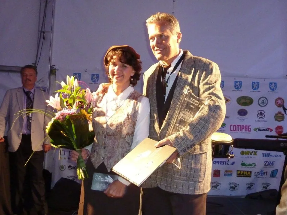 Renata Vítková a Jiří Vítek s pohárem absolutních vítězů.