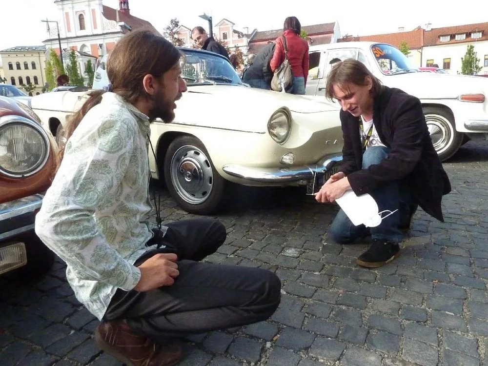 Jiří Hladík ml. (vlevo) a šéfredaktor časopisu Clasic - auto - moto a sport František Vahala připevňují číslo před startem.