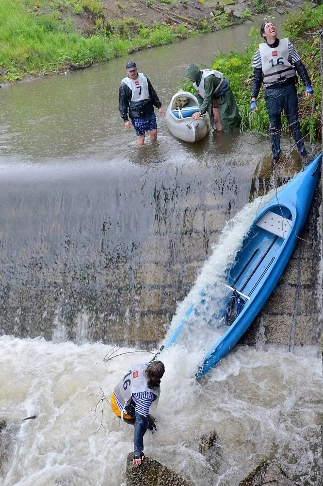 Karamboly bojovníky nezastavily.