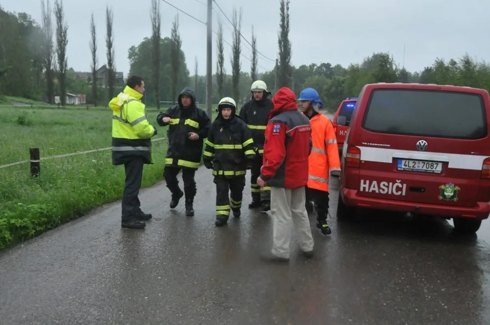 Hejtmana a dobrovolní hasiči ve Vísce. Foto: LK