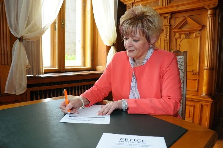Petici proti šmejdům podepsala i primátorka Martina Rosenbergová. Foto: MML Jan Král