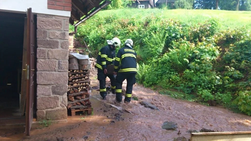 Přívalový déšť o víkendu zasáhl Liberecký kraj. Foto: HZSLK