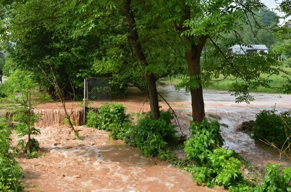 Přívalový déšť o víkendu zasáhl Liberecký kraj. Foto: HZSLK