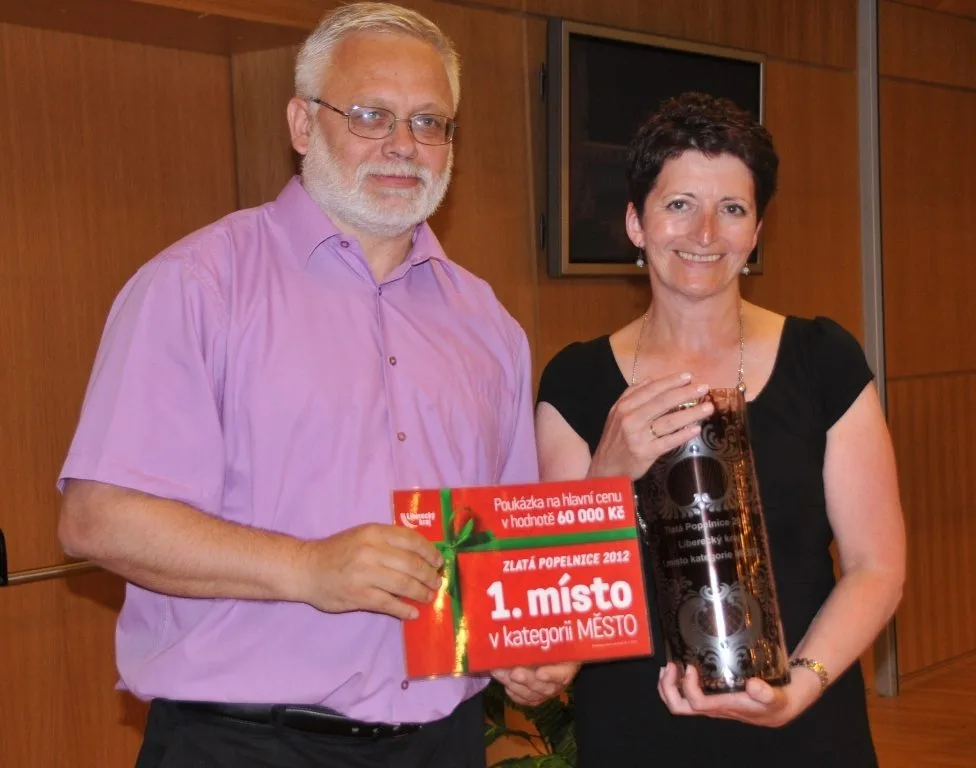 Vítězný Harrachov - náměstek J. Jadrný, starostka E. Zbrojová. Foto: Kraj-lbc.cz