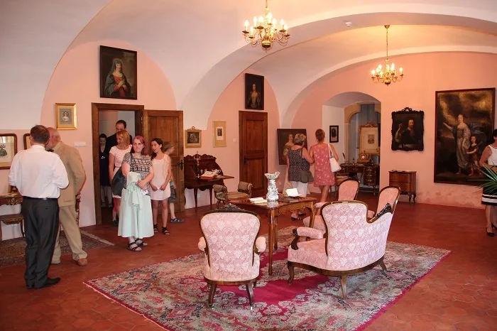 Literárně divadelní salon s návštěvníky. Foto: NPÚ Sychrov