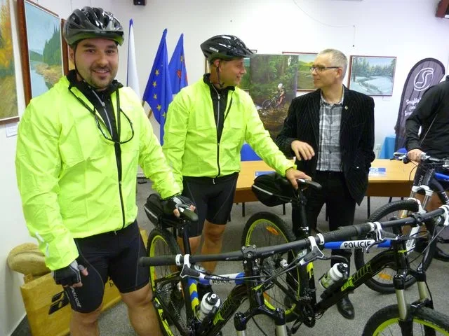 Policisté převzali nová horská kola. Foto: Policie ČR