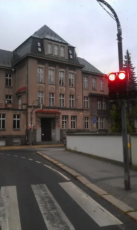 Červená. Čekat budete skoro půl hodiny