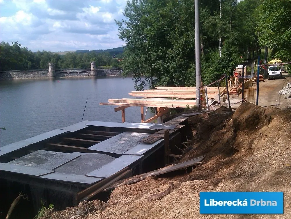 Stavba altánu u přehrady Fojtka. Foto: Michael Daněk