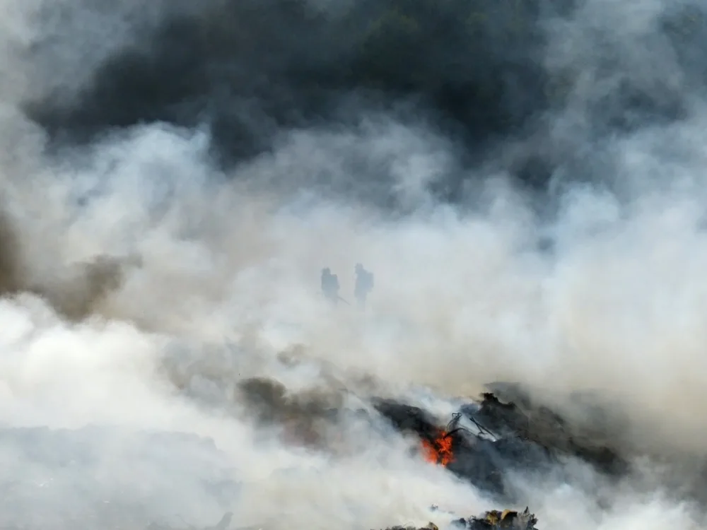Náročné podmínky při požáru. Foto: HZS LK