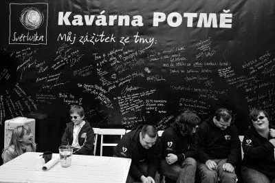 Kavárna potmě. Foto: Světluška