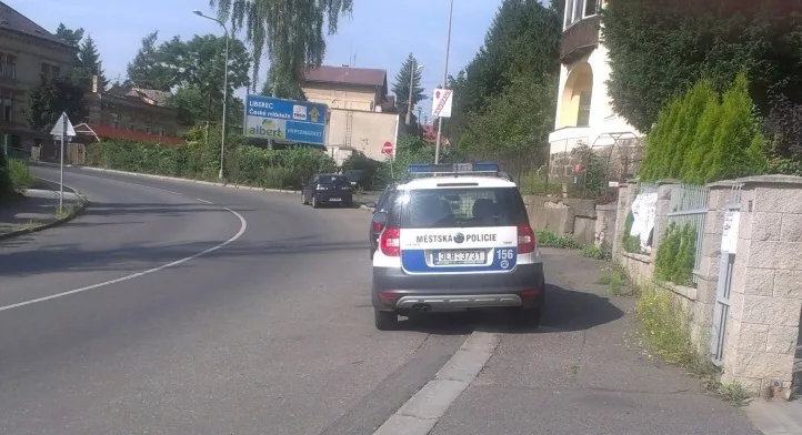 Strážníci parkují na chodníku v Londýnské ulici.