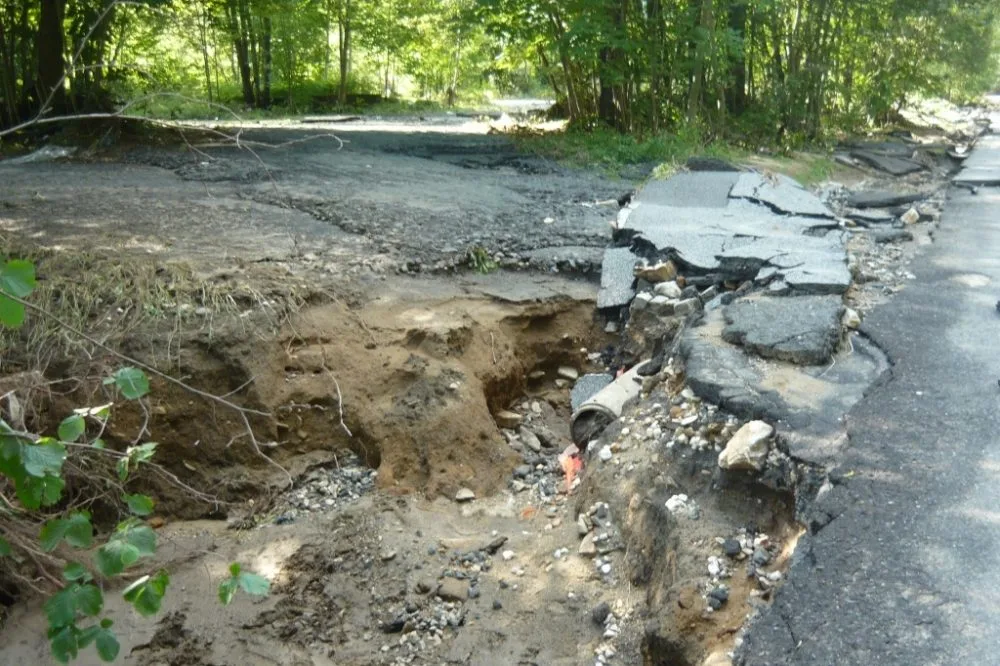 Poškozená silnice. Foto: Kraj-lbc.cz