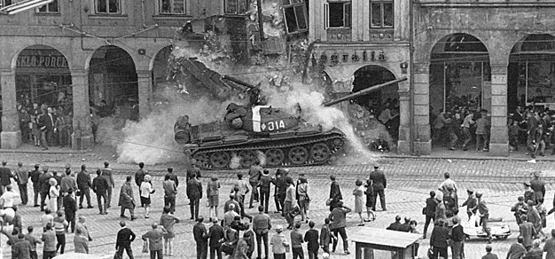 Asi nejznámější fotografie vpádu vojsk do Liberce. Foto: archiv MML