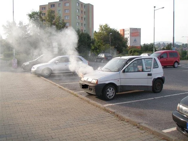 Požár Fiatu. Foto: MP Liberec