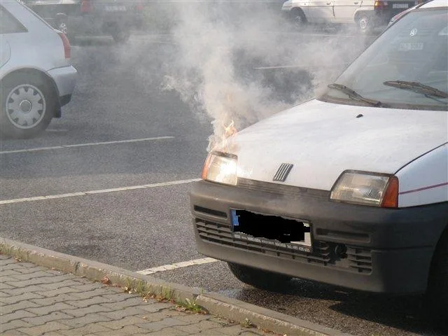Požár Fiatu. Foto: MP Liberec