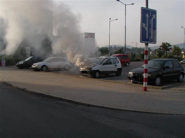 Požár Fiatu. Foto: MP Liberec