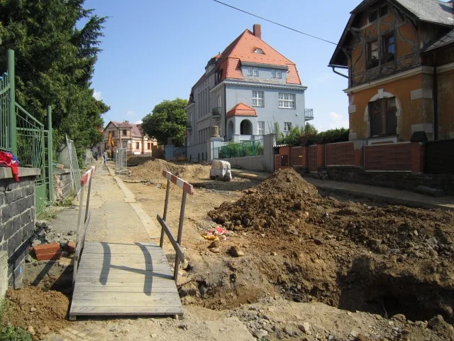 Rozkopaná ulice Mládeže ve Frýdlantě. Foto: Mesto-frydlant.cz