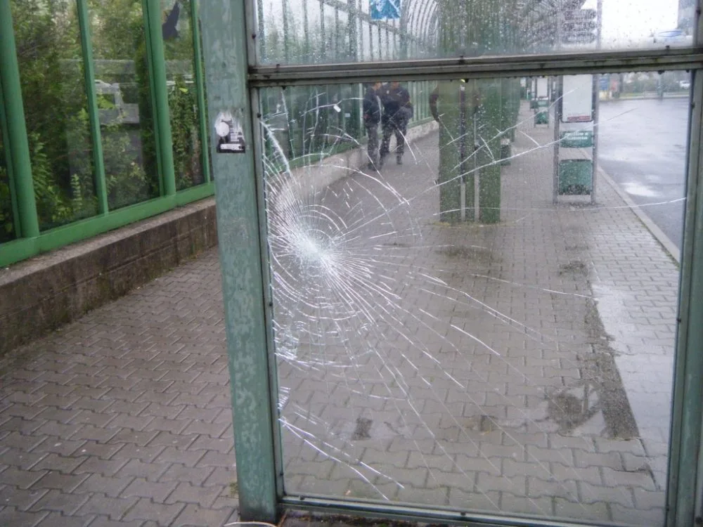 Rozbitá výloha na autobusáku. Foto: Městská policie