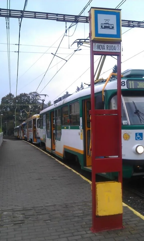 Tramvaje jsou naštosované v Nové Rudě a čekají.