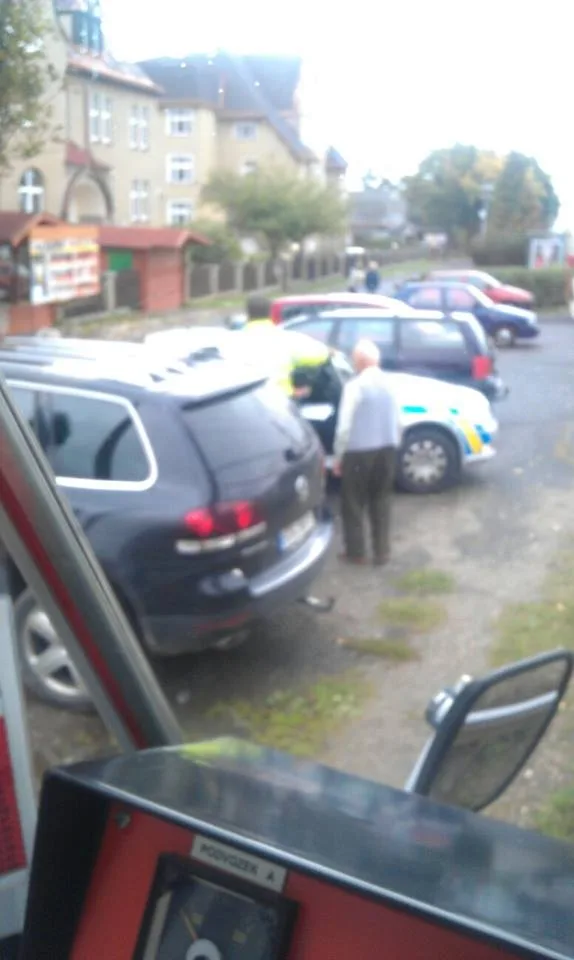 Řidič tmavého SUV si neuvědomil, že tramvaje neprojedou